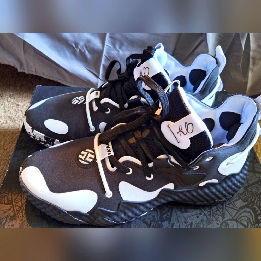 Adidas harden vol. 6 mens sneakers Size 10 brand new never worn.